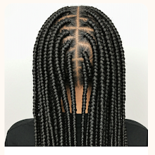 African woman with knotless braids